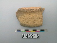 藏品(淺褐色夾砂素面陶圈足)的圖片